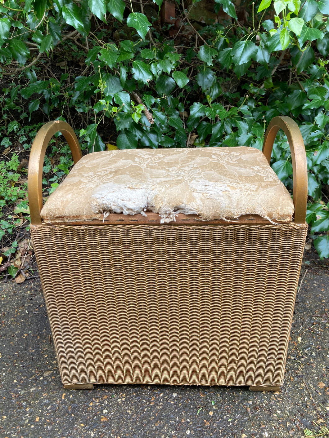 Lloyd Loom Storage Seat In Need Of Reupholstering Furniture Recycling