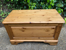 Load image into Gallery viewer, Ducal Pine Blanket Box Storage Box
