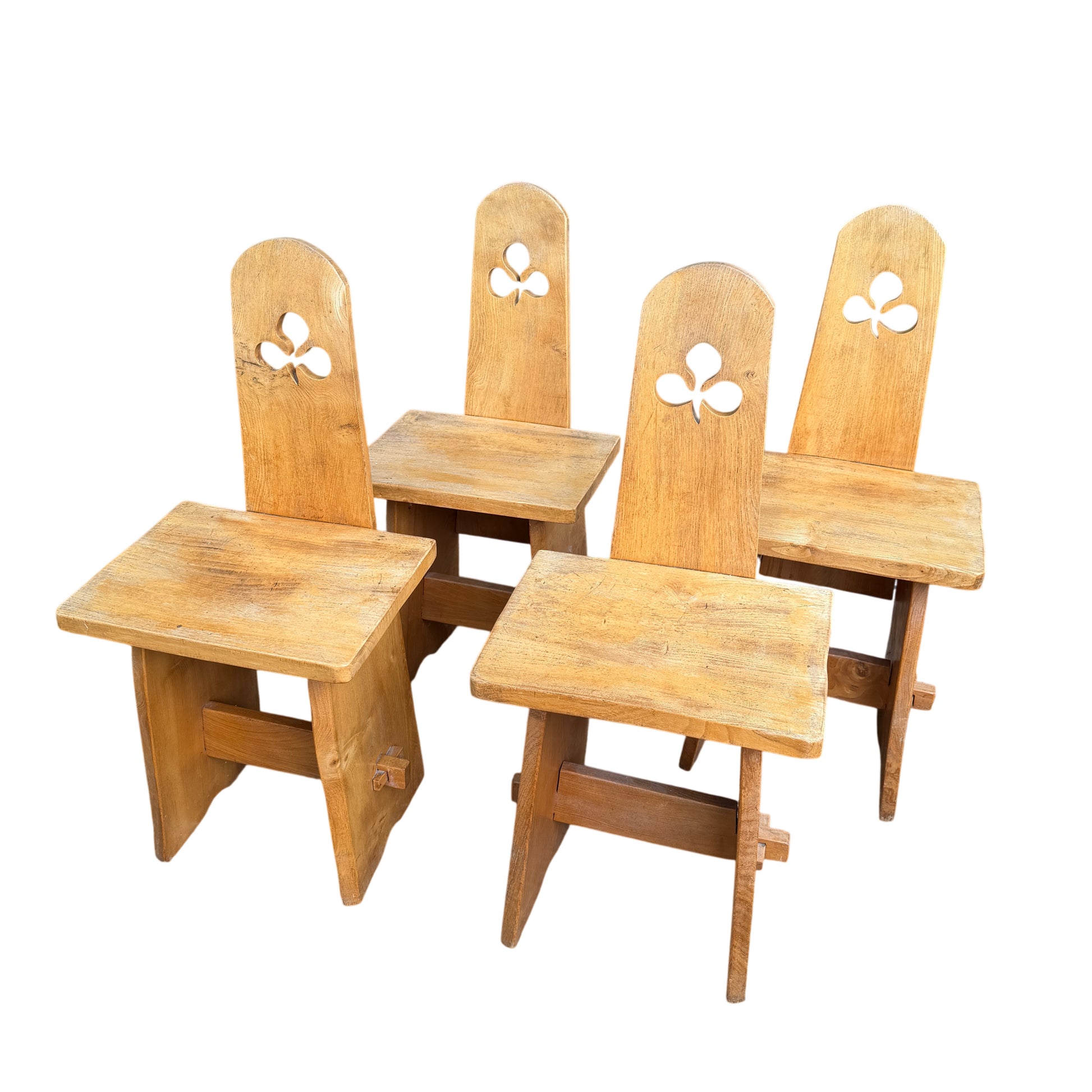 Four pegged oak dining chairs in Arts & Crafts style with tall backs