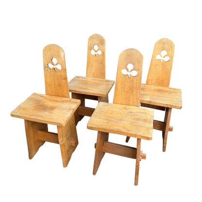 Four pegged oak dining chairs in Arts & Crafts style with tall backs