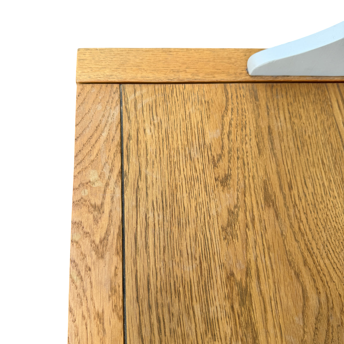 Corner detail showing oak top overhang and painted body of hall bench